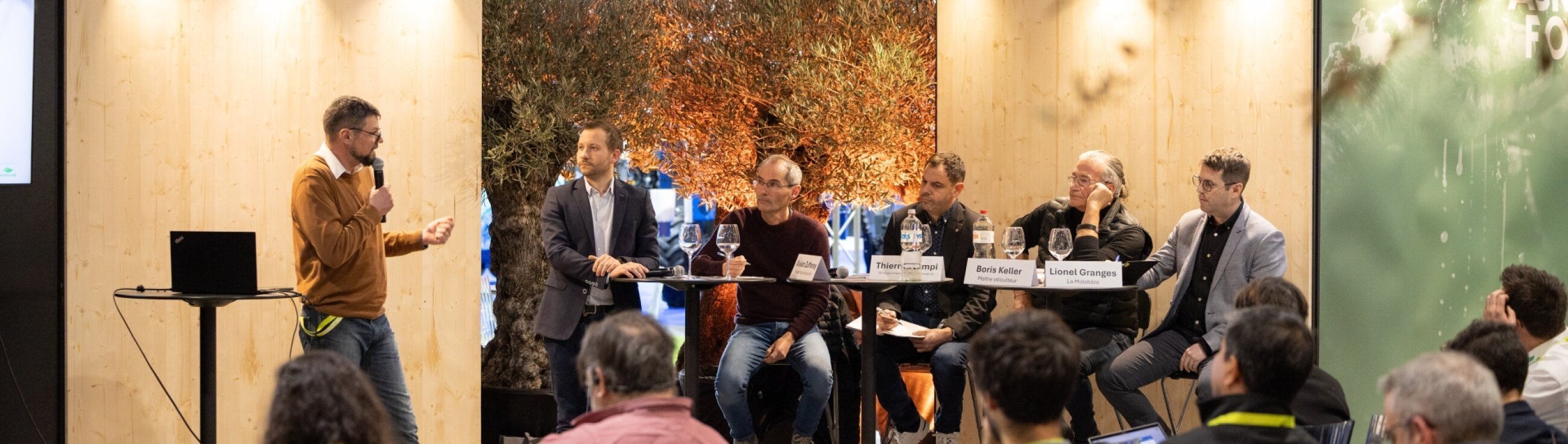Ein Vertreter von Agroline, der sein Produkt Osmipro im Finale des Agrovina-Innovationspreises vor der Jury und dem anwesenden Publikum vorstellt.